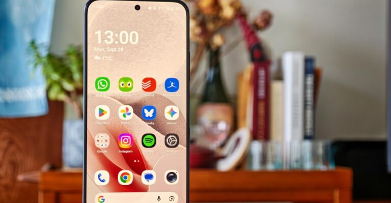 tcl’s-paperlike-oled-phone-made-me-more-excited-for-the-iphone-duo